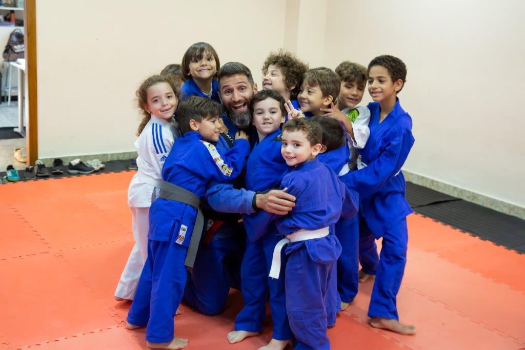 Faixa-preta atua como educador através do Jiu-Jitsu e ressalta importância do esporte para crianças em ‘mundo digital’