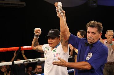 Adriana Araújo brilha no Boxing For You em São Paulo e conquista cinturão; brasileiro é destaque no peso-pesado