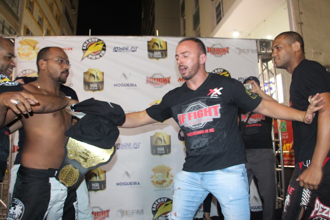 Com clima quente, Gabriel ‘Vem Tranquilo’ bate o peso e confirma estreia no MMA profissional; saiba