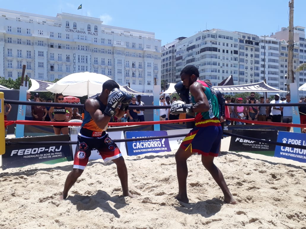 Etapa de Copacabana do BeachBoxing é marcada por combates animados e a presença de ícones das artes marciais