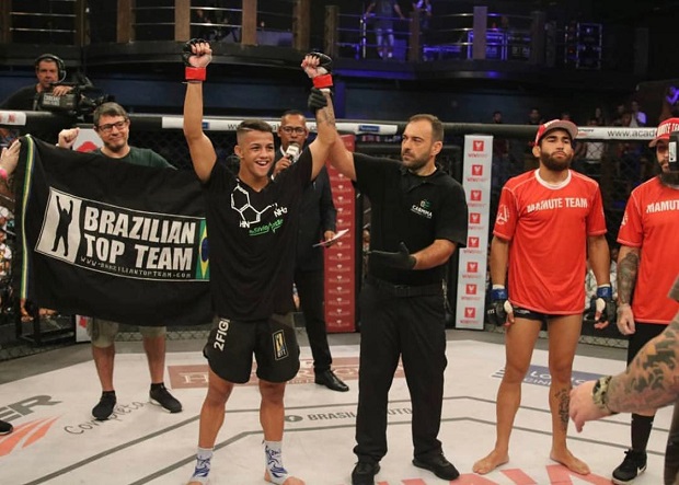Promessa da Brazilian Top Team pega luta com dois dias de antecedência, finaliza e segue invicto no MMA; veja como foi