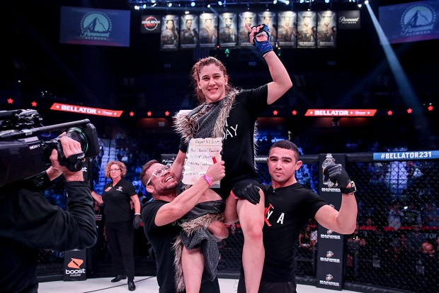 ‘Arya Stark’ do MMA, brasileira vence em estreia no Bellator e lista suas próximas oponentes: ‘Estou pronta pra ser campeã’