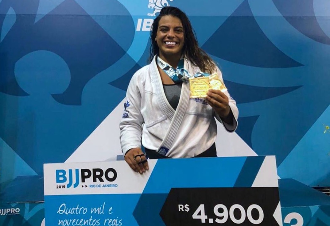 Vídeo: confira as performances da faixa-preta Julia Boscher para garantir o ouro duplo nas disputas do Rio BJJ Pro