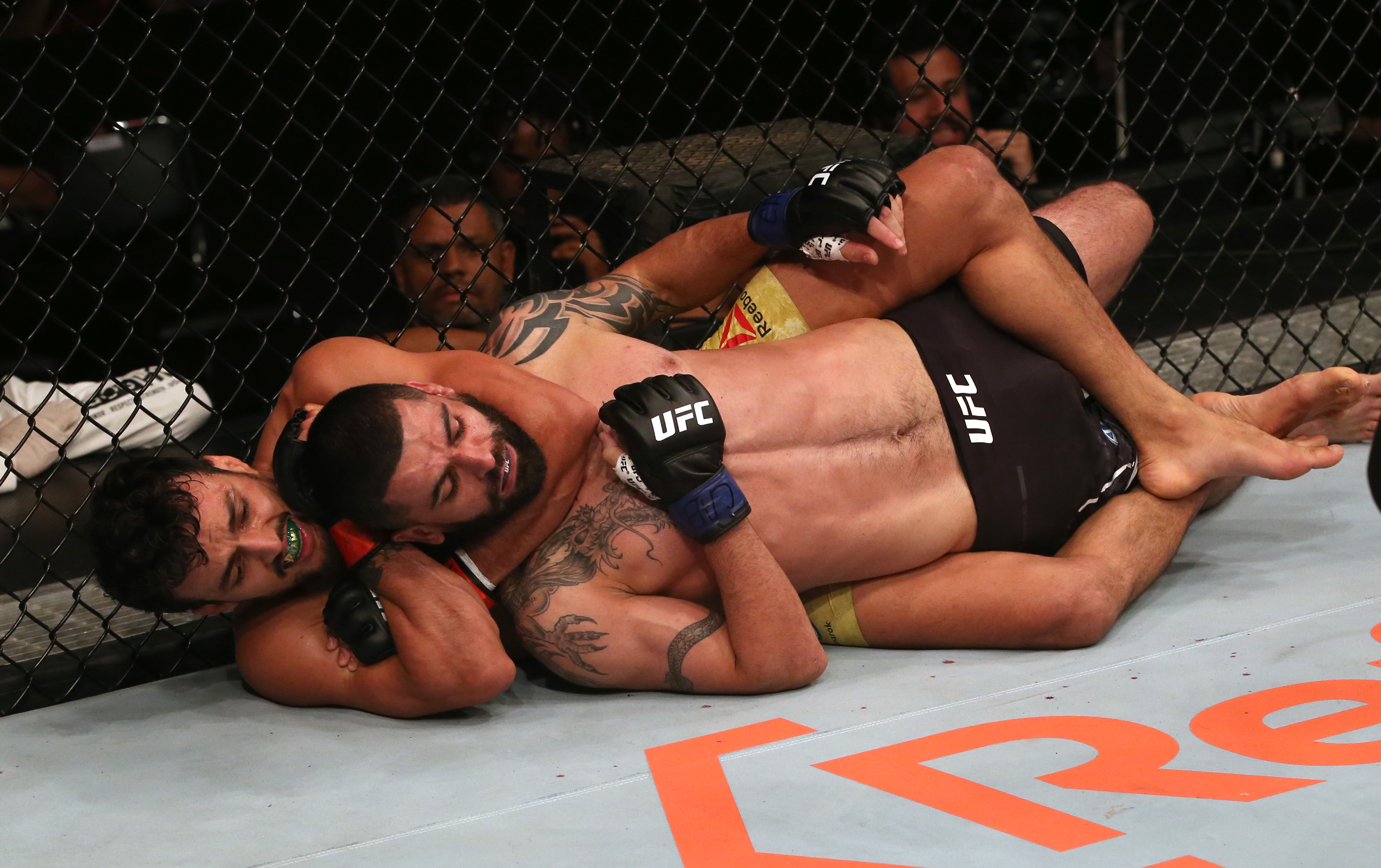 Vídeo: com finalização e nocaute no primeiro round, Carcacinha e Do Bronx roubam a cena no UFC São Paulo; assista