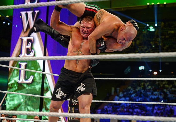 Com direito a ‘cadeiradas’, Brock Lesnar bate Cain Velásquez em revanche do UFC na WWE; assista