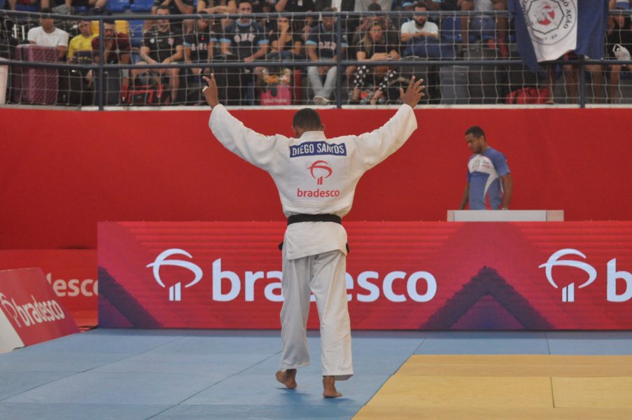 Judocas de 16 estados faturam medalhas no Campeonato Brasileiro Sênior; Chiaki Ishii recebe homenagem inédita