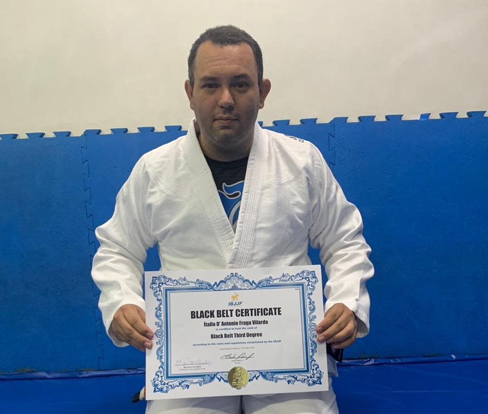 Faixa-preta há 13 anos, preparador físico Ítallo Vilardo recebe diploma de terceiro grau na faixa preta de Jiu-Jitsu; confira