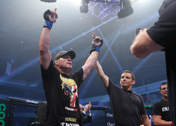 Aos 44 anos, Tito Ortiz derrota ex-campeão da WWE em sua estreia no Combate Americas MMA; assista à finalização