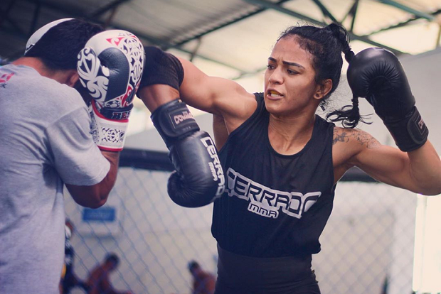 Com duelo decisivo no UFC 245, Viviane Araújo revela não ter pressa para disputa de título: ‘É consequência do trabalho’