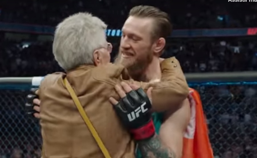 Ainda no cage, McGregor abraça avó de Cerrone e brinca: ‘Você criou um garoto infernal’; assista aos bastidores do UFC 246