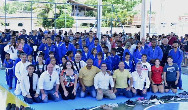 Lutadoras do UFC marcam presença durante cerimônia de inauguração da Estação Cidadania, em Itaboraí; veja