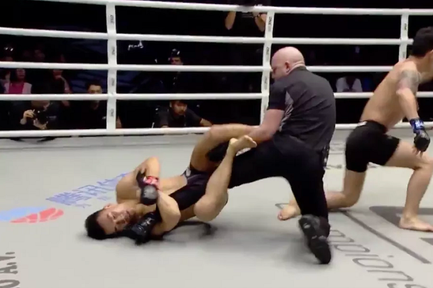 Vídeo: ‘seminocauteado’ por adversário, lutador aplica chave de calcanhar no árbitro em card do ONE; veja