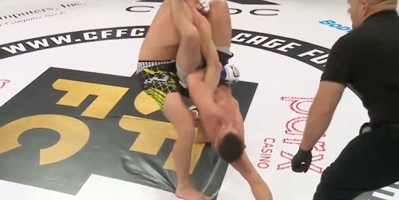 Vídeo: lutador enverga o braço de adversário após árbitro demorar para ver finalização; imagem forte