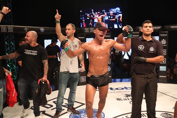 Barbeiro e lutador, Leandro ‘Mun-Rá’ comemora vitória no Jungle Fight e faz planos para viver do MMA; confira