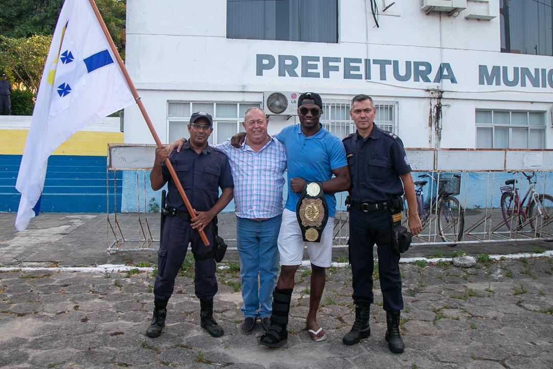 Campeão do Jungle Fight, ‘Dennys a Máquina’ dribla vergonha e desfila em carro de bombeiro na Bahia