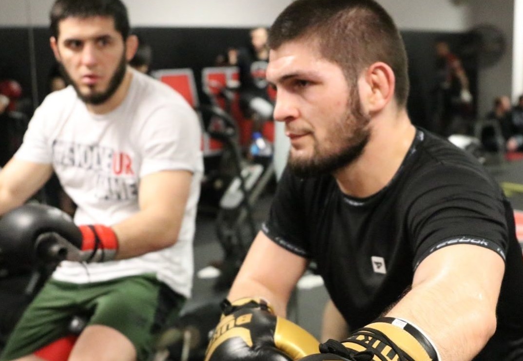 Khabib recua, afirma que deseja lutar o UFC 249 e cobra Ultimate sobre o local: ‘Não é profissional’