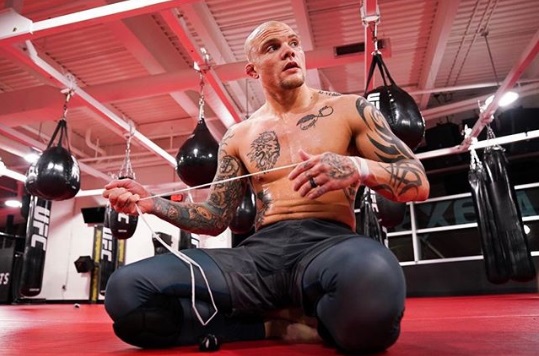 Atleta do UFC, Smith enfrenta ladrão que invadiu sua casa e relata drama: ‘Entrei na luta pronto pra morrer’