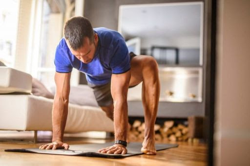 Personal trainer ensina treino de apenas 12 minutos de exercício diário em casa neste período de quarentena; confira