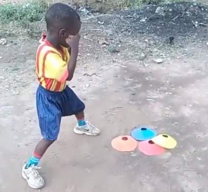 Próximo Floyd Mayweather? Garoto nigeriano de 5 anos impressiona nas redes sociais com técnicas de Boxe; assista