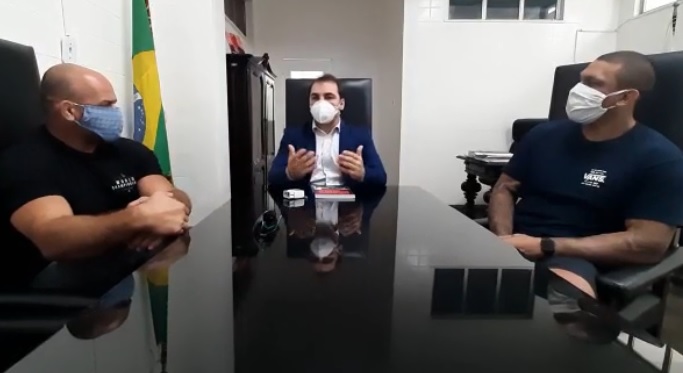 Flávio Dente, Luis Henrique KLB e o cirurgião Bruno Chagas debatem consequências dos traumas na cabeça