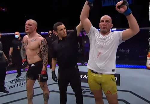 Dana White, Glover e Anthony Smith se pronunciam sobre ‘interrupção tardia’ no UFC Jacksonville; árbitro assume culpa