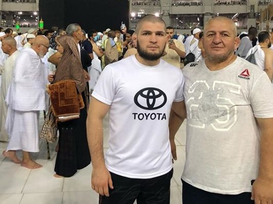 Pai de Khabib sai do coma e quadro clínico é ‘grave, mas estável’; Dana projeta retorno do campeão russo em setembro