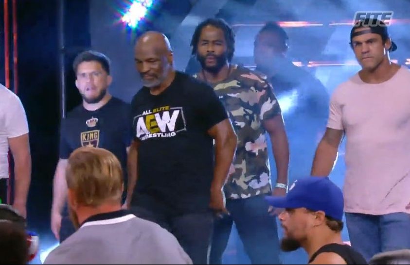 Acompanhado por Cejudo, Evans e Belfort, Tyson cria ‘confusão generalizada’ em show de Pro-Wrestling