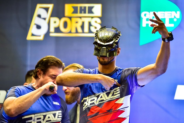 Campeão do BRAVE CF, brasileiro Cleiton Predador é provocado por francês e rebate rival: ‘Vai ficar só no cheirinho’