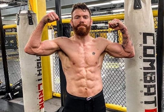 Lutador do UFC compartilha fotos de lesões, incluindo pedaço do pulmão retirado; imagens fortes