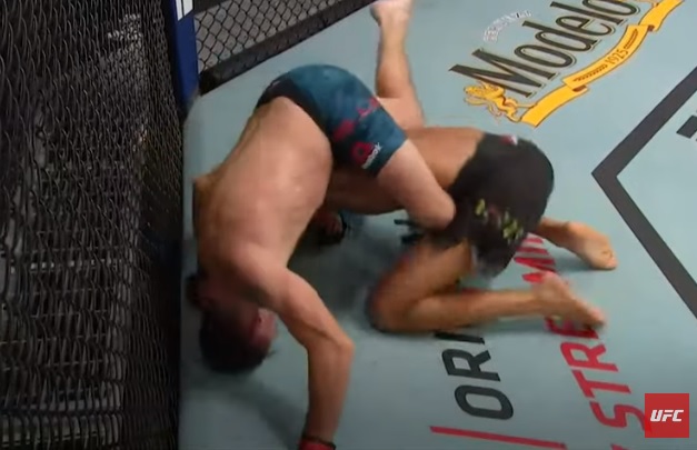 Vídeo: Jim Miller leva braço de adversário pra casa, soma mais uma finalização e entra no Top 3 dos mais vitoriosos do UFC