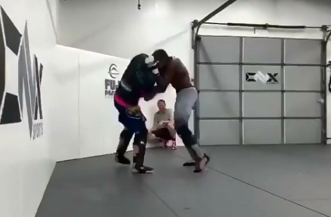 Vídeo: durante camp para o UFC 251, Kamaru Usman faz sparring alucinante com Justin Gaethje; assista