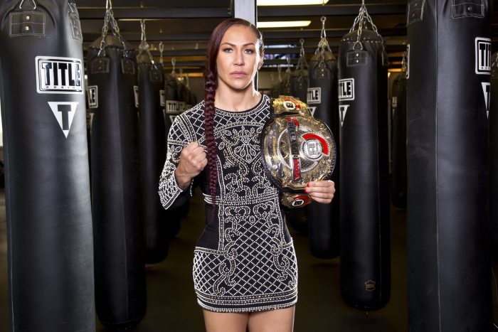 Cris Cyborg volta ao Bellator em defesa de cinturão contra Blencowe; Douglas Lima e Mousasi disputam título peso-médio