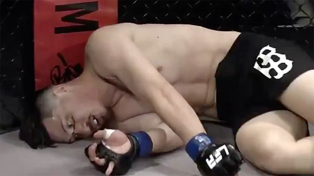 Vídeo: ex-lutador do UFC vence no LFA 84 após receber joelhada ilegal e ficar desacordado; assista e entenda