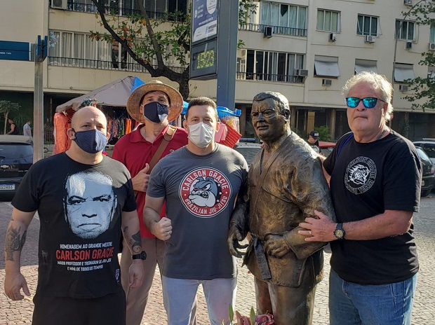 Estátua do saudoso mestre Carlson Gracie completa um ano e amigos e alunos comemoram em Copacabana; confira
