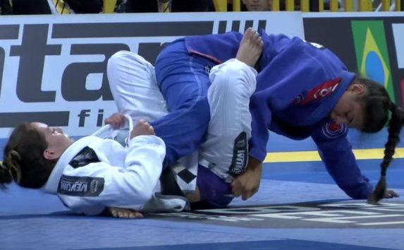 Vídeo: relembre a vitória eletrizante de Monique Elias sobre Luiza Monteiro na final do Mundial de Jiu-Jitsu em 2016