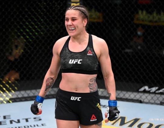 Em reta final para disputa de cinturão, Jennifer Maia celebra presença em novo jogo do UFC: ‘Bem próximo da realidade’