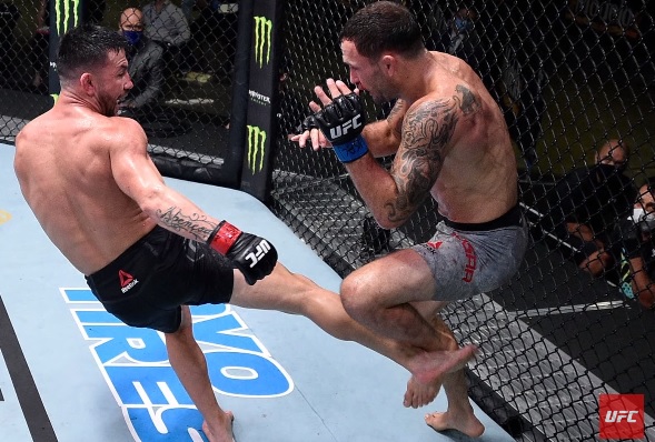 Pedro Munhoz discorda de derrota para Frankie Edgar no UFC Vegas 7 e opina: ‘Eu persegui ele por toda a luta’
