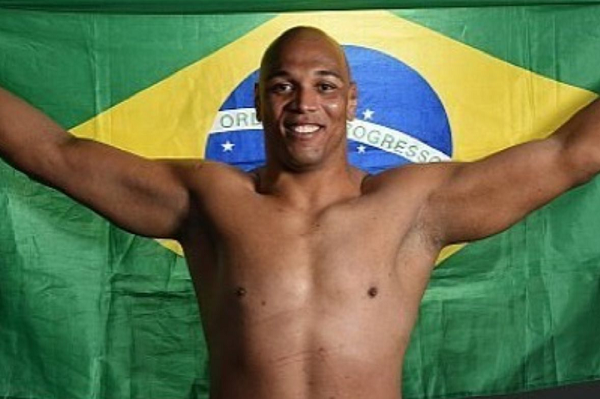 Marcos Pezão analisa embate com estreante invicto no UFC Vegas 9 e diz: ‘Ele não vai suportar meu volume de luta’