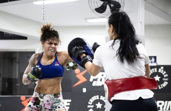 Mayra Bueno exalta Mara Romero, projeta duelo no UFC Vegas 11 e diz: ‘Grappling dela é bom, mas vejo que o meu é melhor’