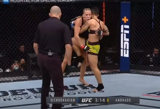 Vídeo: com golpes fortes na linha de cintura, Bate-Estaca nocauteia Katlyn Chookagian e faz história no UFC