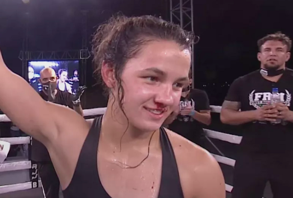 Com apenas 17 anos, filha de Frank Mir participa de evento no México e estreia com vitória no MMA profissional; veja