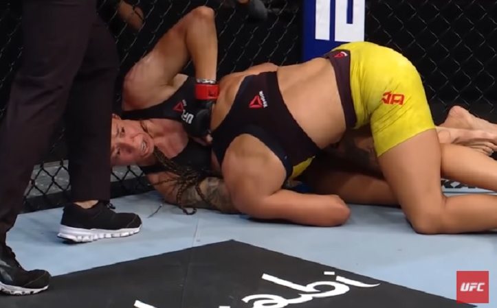 Vídeo: Germaine de Randamie consegue primeira finalização da carreira e ‘apaga’ Julianna Peña no UFC on ESPN 16; assista