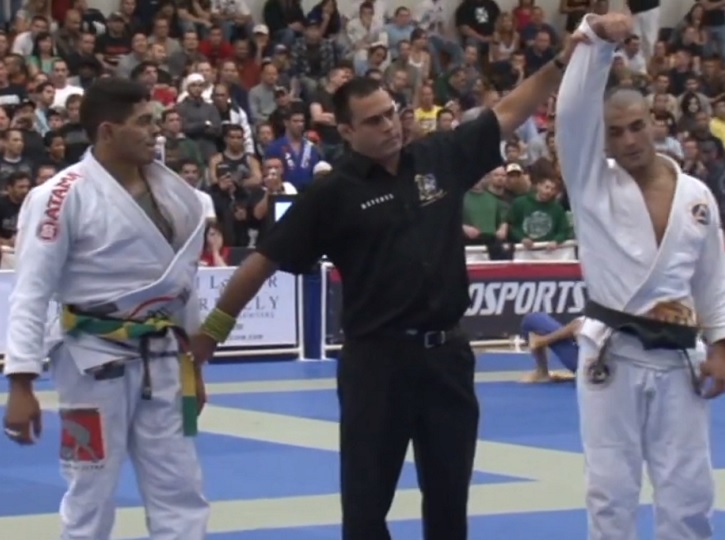 Vídeo: hoje no UFC, Kron Gracie e Carlos Diego Ferreira mediram forças em combate que terminou com finalização no Pan de Jiu-Jitsu; relembre
