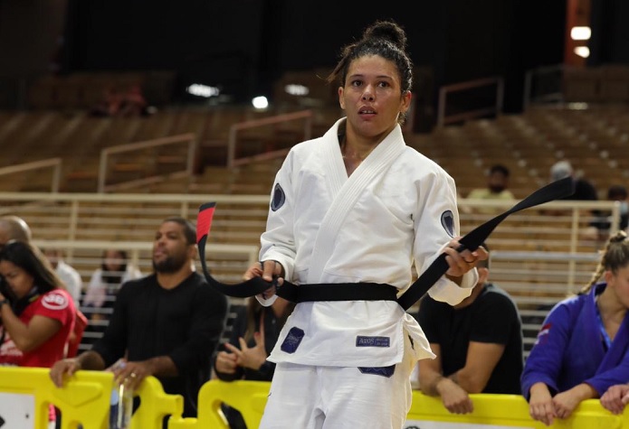 Da depressão ao ouro duplo no Pan da IBJJF: recém-graduada faixa-preta, Rafaela Guedes cita surpresa e analisa títulos