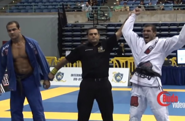 Vídeo: Rodolfo Vieira derrota Bernardo Faria em duas finalíssimas e fatura ouro duplo no Pan de Jiu-Jitsu 2011; relembre