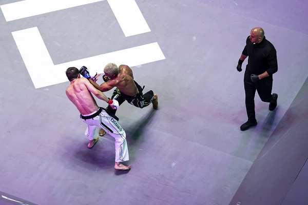 No primeiro duelo brasileiro da história do Karate Combat, Bruno Assis supera Teeik Silva em verdadeira guerra; veja como foi