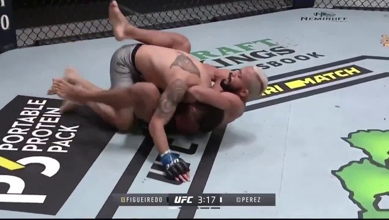 Vídeo: Deiveson Figueiredo aplica bela guilhotina para finalizar Perez no UFC 255 e seguir como campeão peso-mosca
