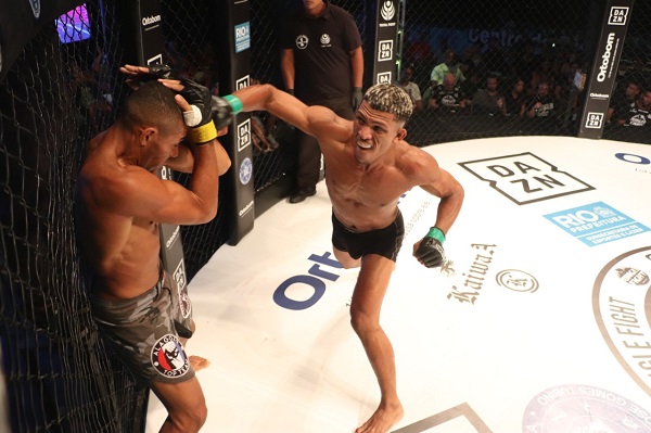 Conciliando trabalho em barbearia com o MMA, Leandro Mun-Rá mira sexta vitória seguida e cinturão do Shooto Brasil