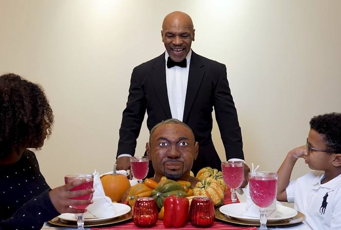 Mike Tyson provoca Roy Jones Jr e serve aos filhos bolo com ‘cabeça’ do adversário no Dia de Ação de Graças; assista