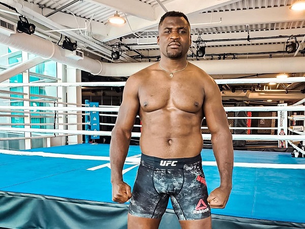 Ngannou se diz frustrado por período sem lutar no UFC e culpa campeão: ‘Travando a divisão’